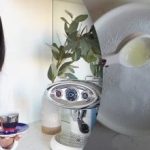 A rapariga mostrou como remover riscos em pratos: o seu